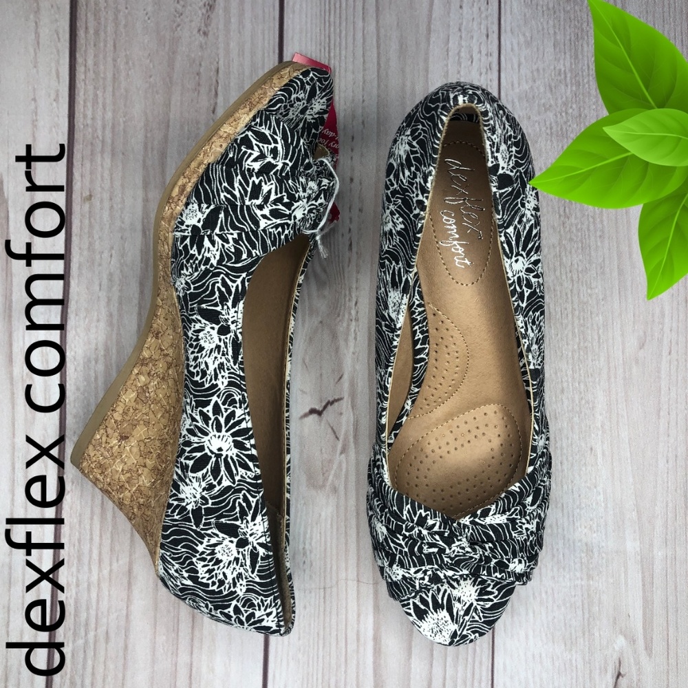 dexflex comfort Women Size 7 Sandals Wedge Heel